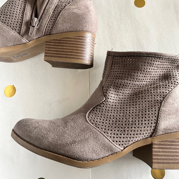 EUC Cityclassified tan perforated faux suede ankle booties - size 8.5 TTS - Picture 1 of 6